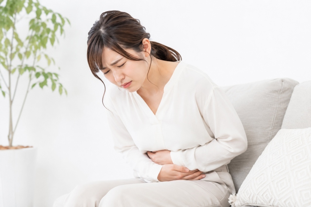 過敏性腸症候群でお腹を押さえる女性